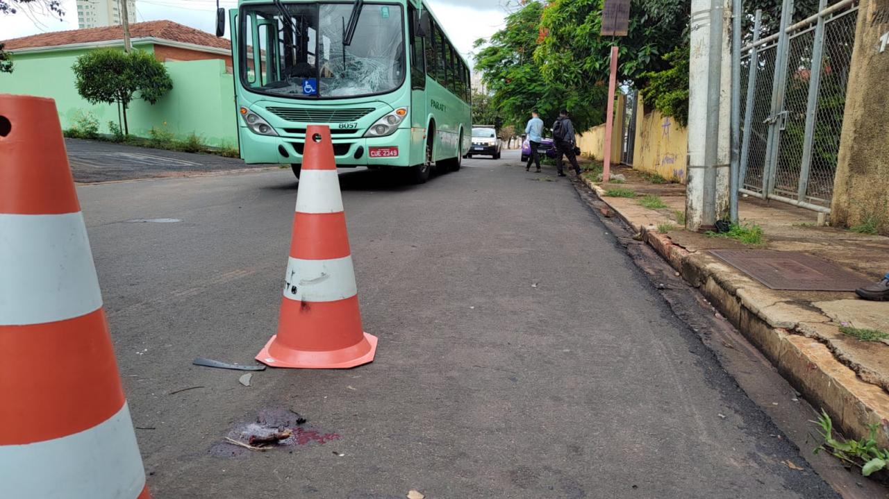 Foto 2 de 3 — Ciclista ‘entra’ na contramão em avenida e é atropelado por ônibus em Araraquara